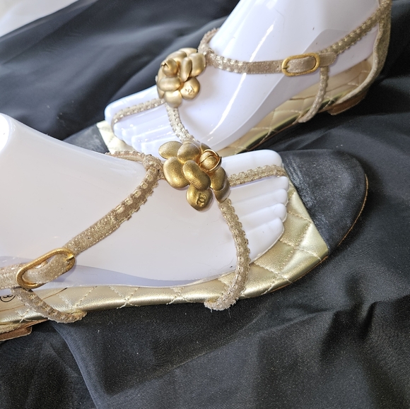 Chanel Camellia Thong Sandals Size 11 - Picture 6 of 11